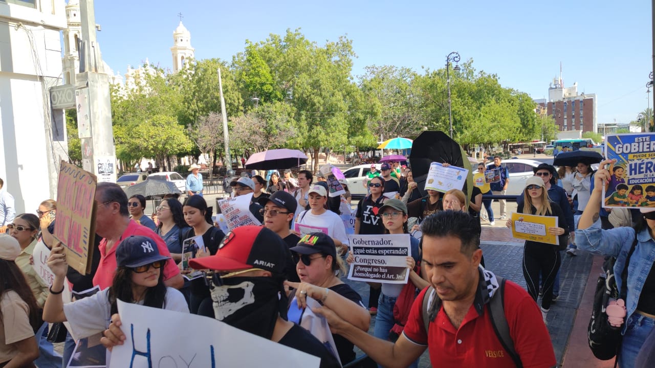 Realizan marcha pacífica frente al Congreso en apoyo a directoras de Covafam